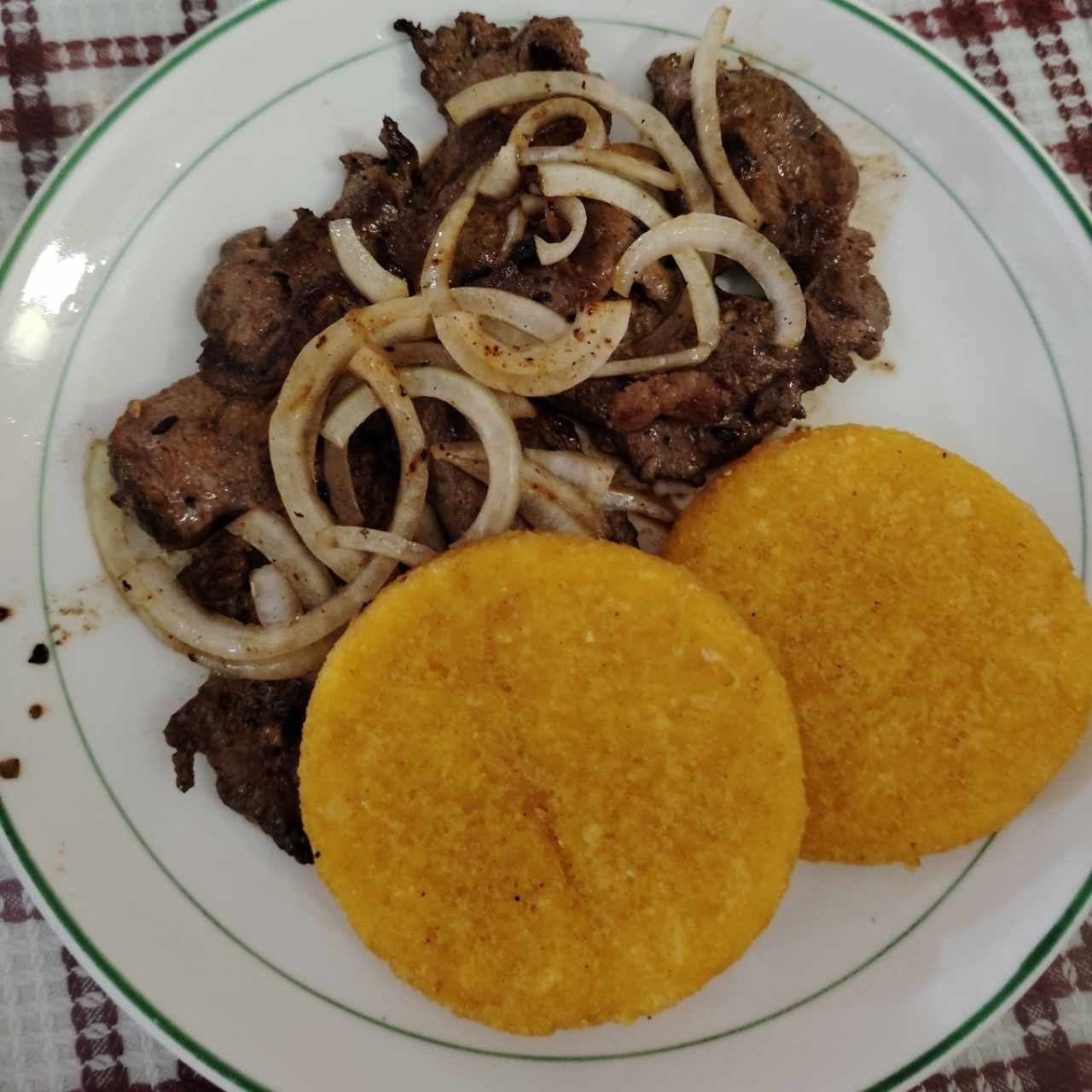 Bistec de hígado encebollado 