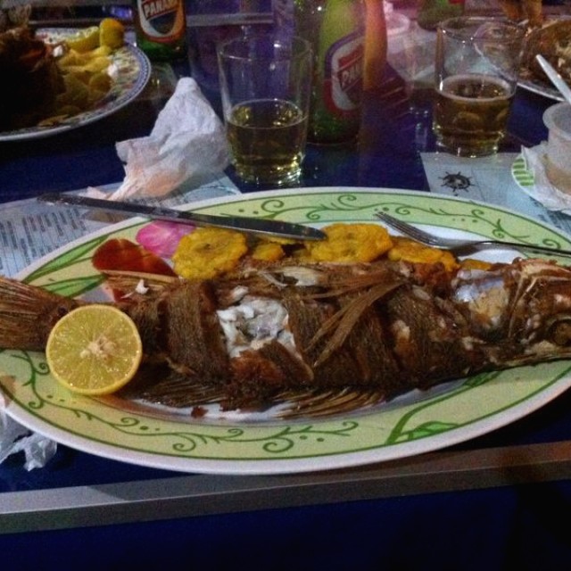 Pescado frito con patacones