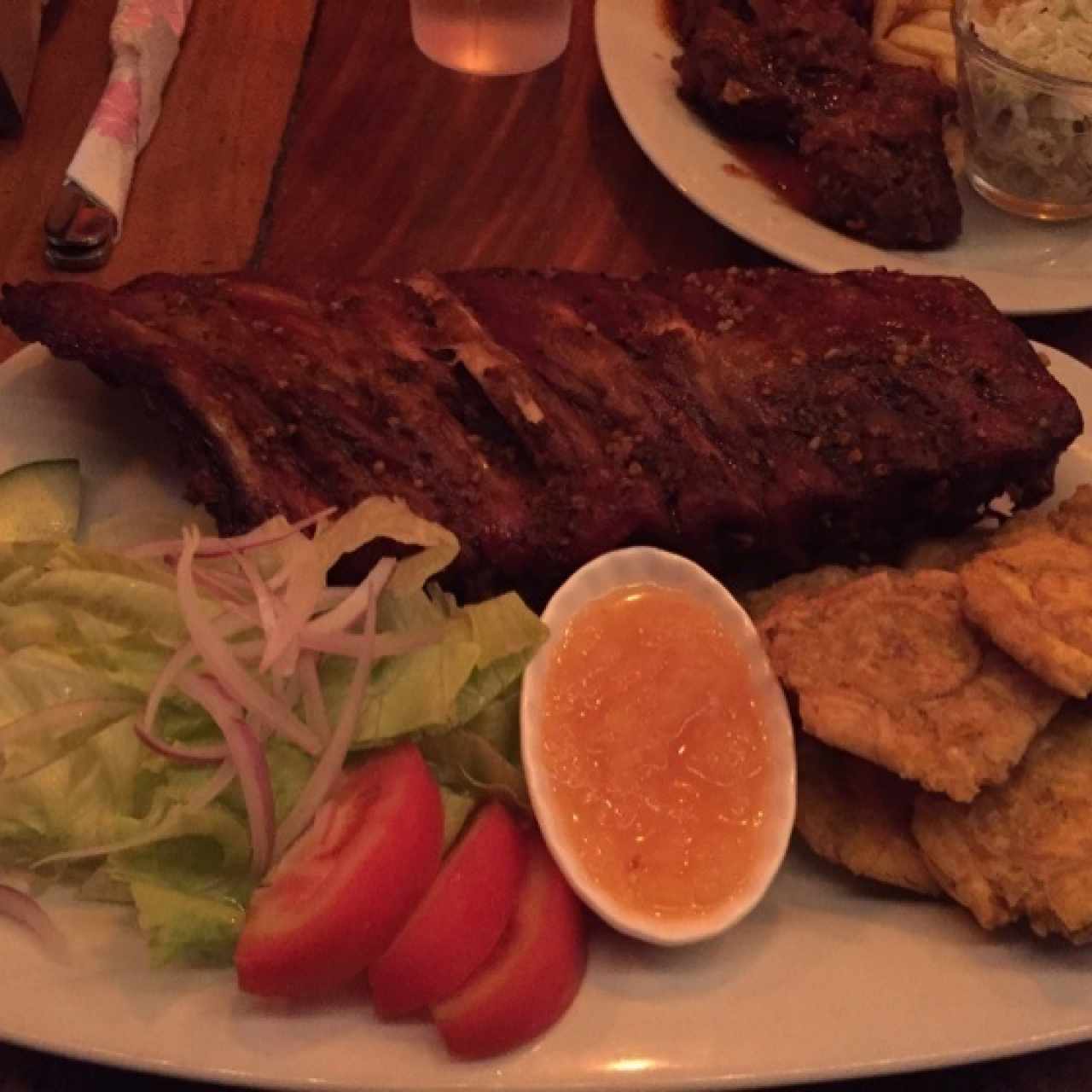 Ribs con patacones con salsa de piña