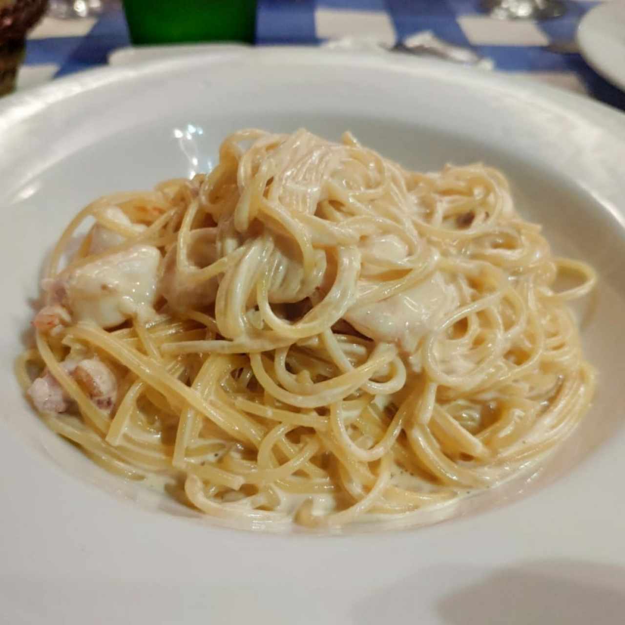 Spaghetti con camarones en salsa blanca