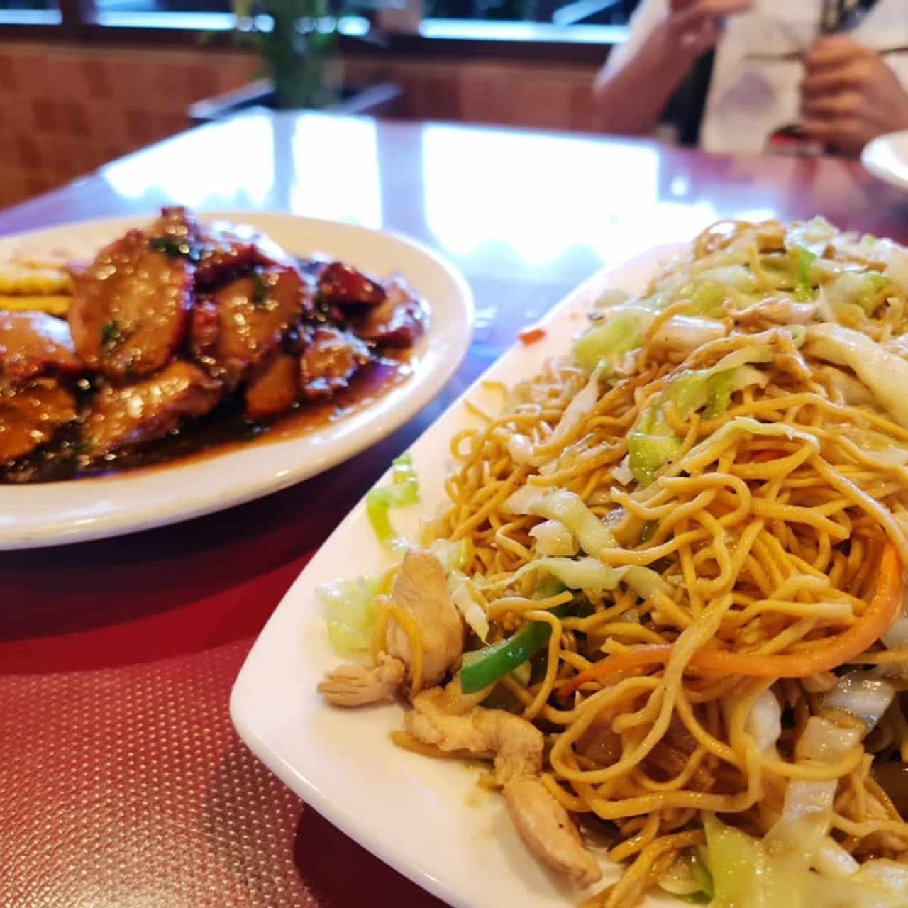 Chow Mein de pollo y Chuleta en Salsa Oriental