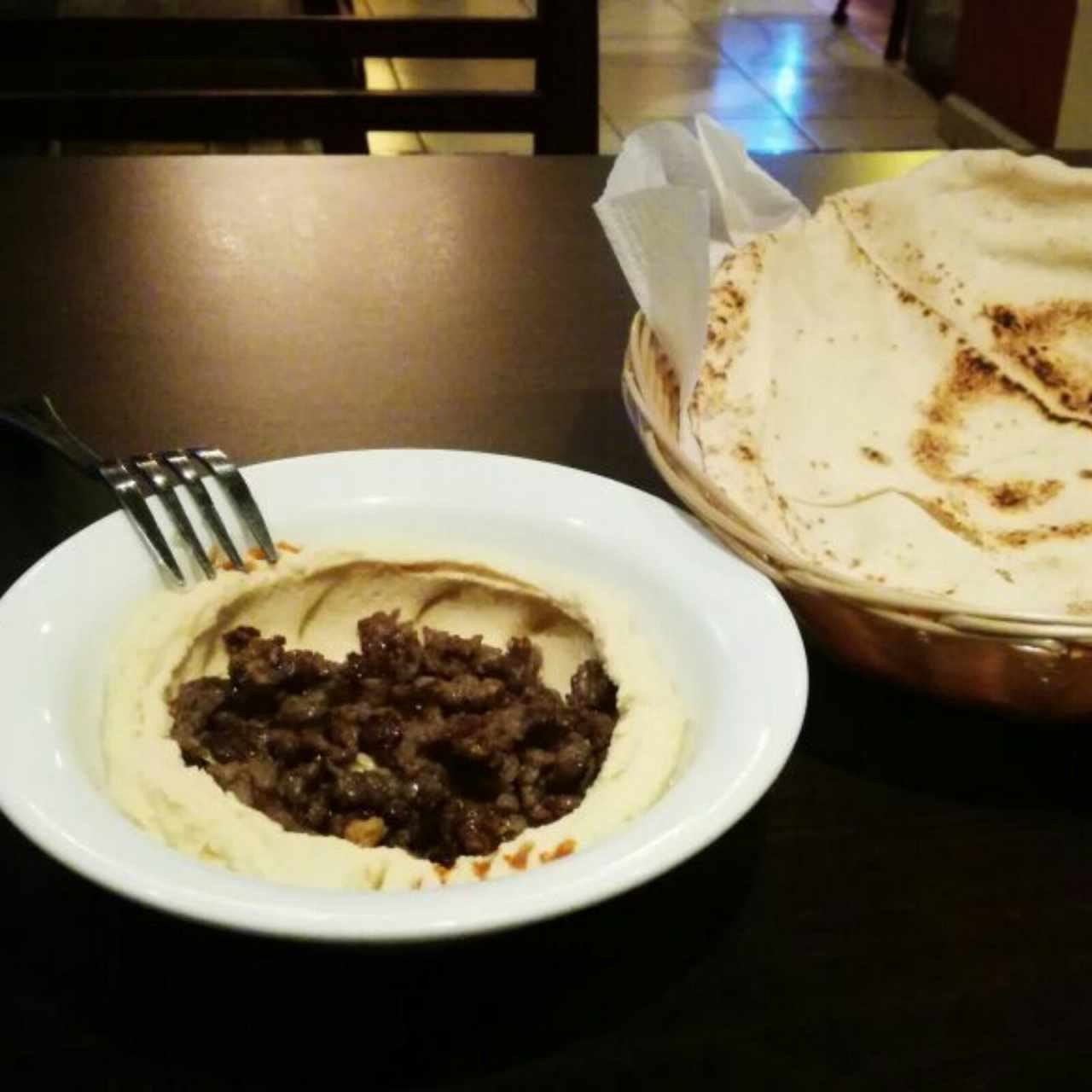 Humus con Carne y Pan Pita Libanes