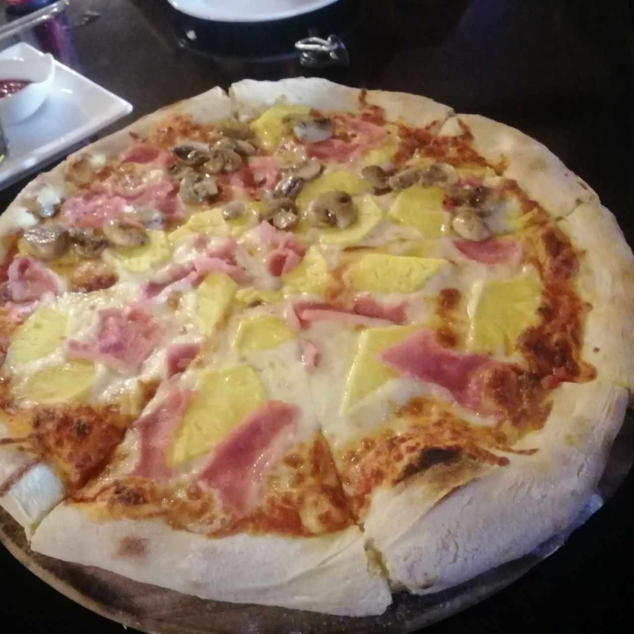 Pizza napolitana, jamón, hongos y piña 