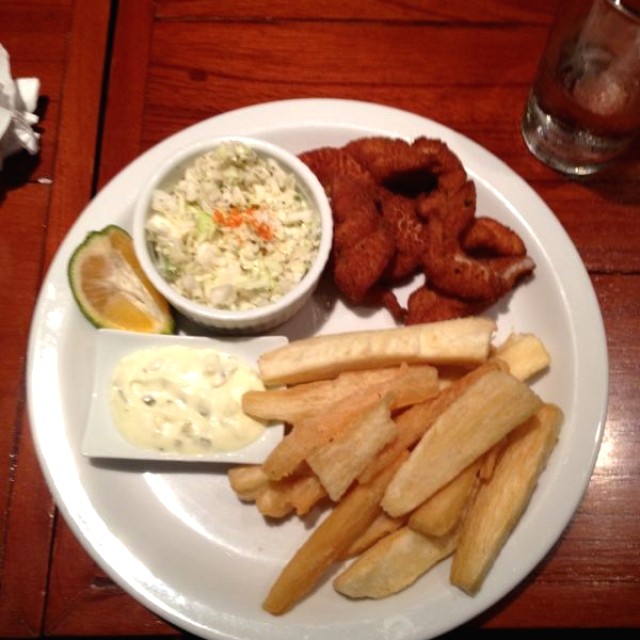 Deditos de pescado y adicional una orden de yuca frita