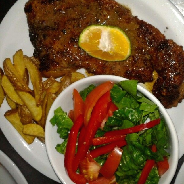 Winerschnitzel acompañado de papas fritas y ensalada verde