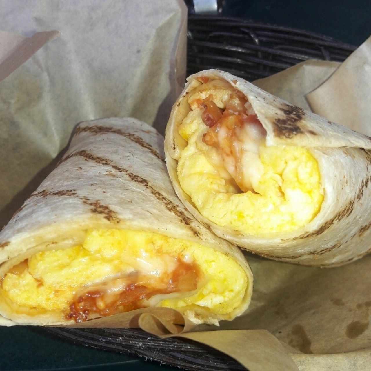 burrito de huevo con queso bacon y papa rayada 