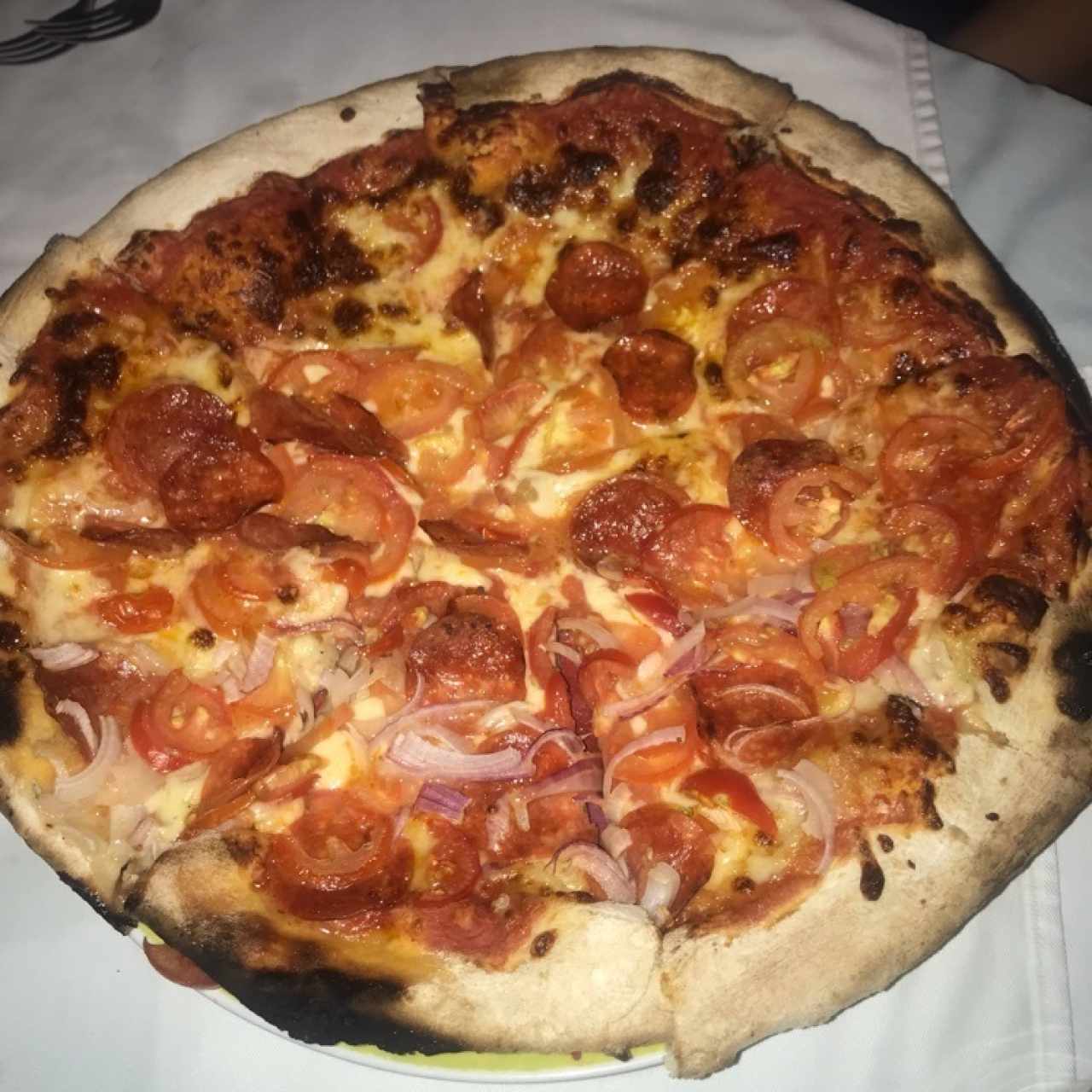 pizza de peronni y tomates 