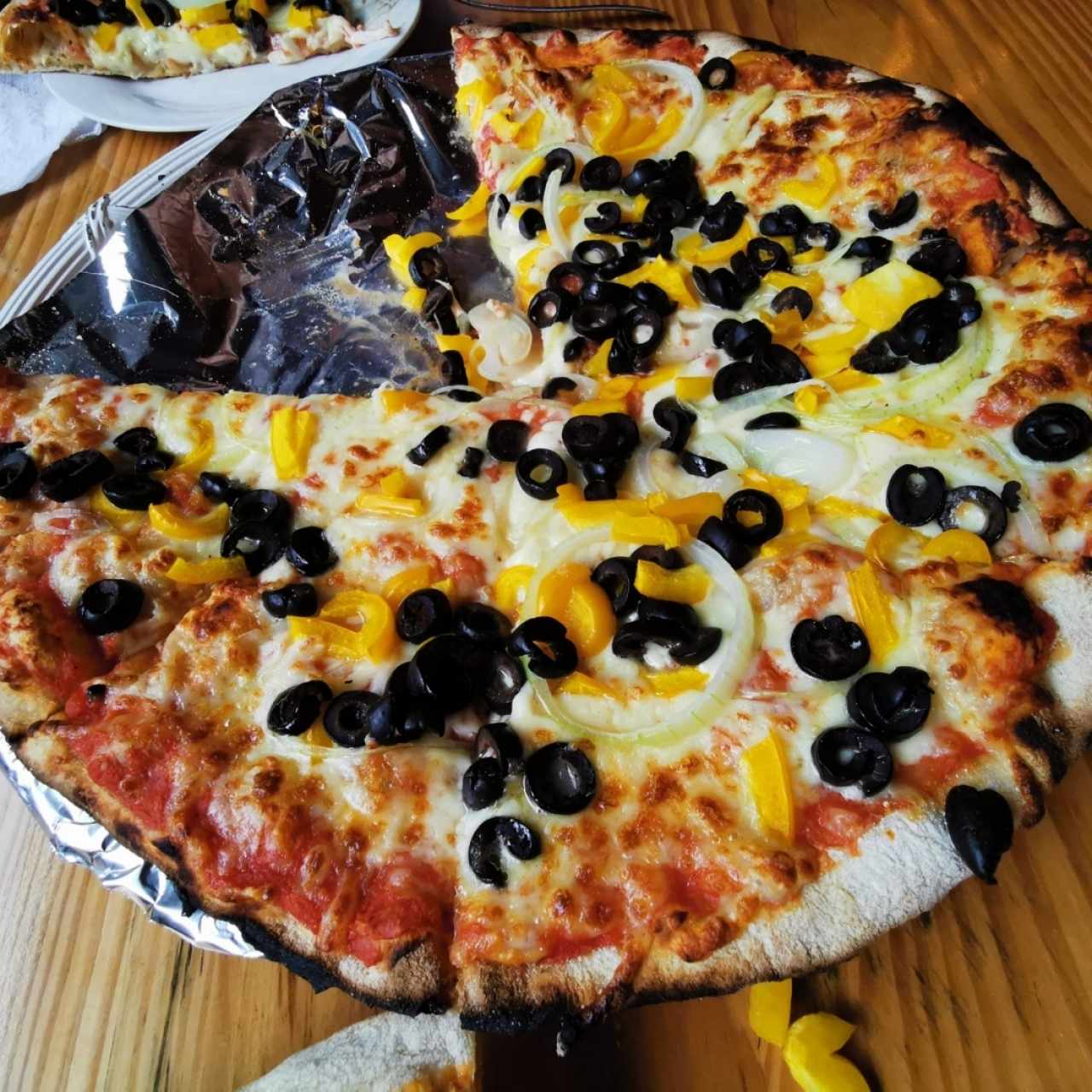 Pizza con Pimentón, cebolla y aceitunas negras