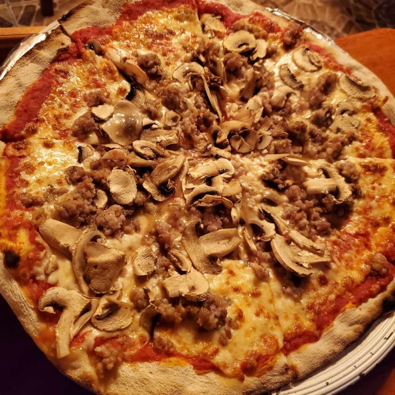 Pizza Chorizo con Hongos