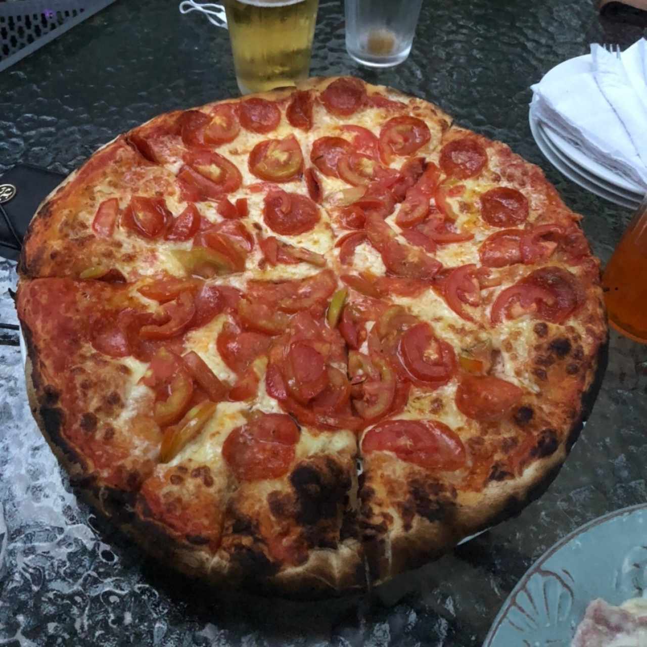 pizza de peperoni con tomate 