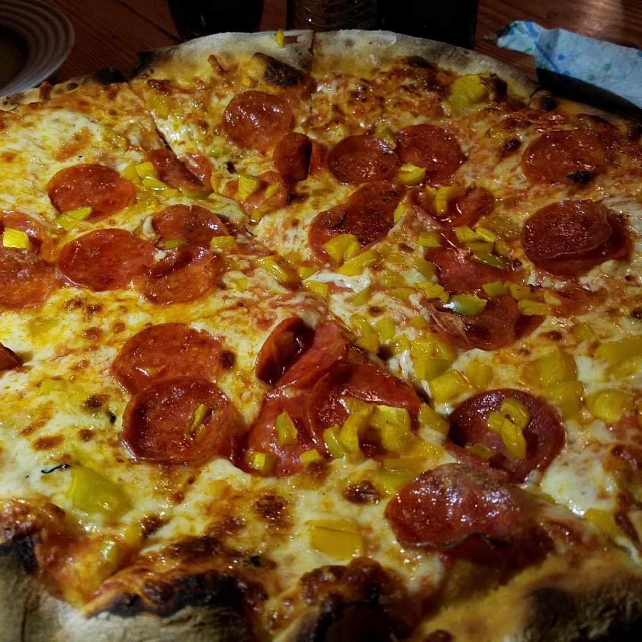 Pizza de pepperoni con pimentón 