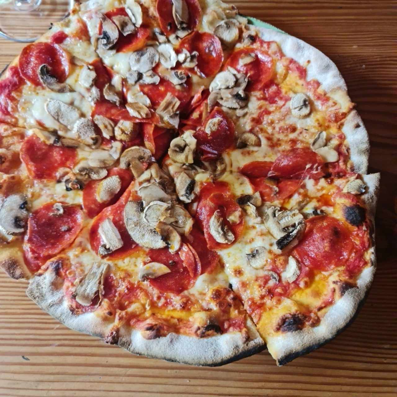 Pizza Peperonni con Hongos