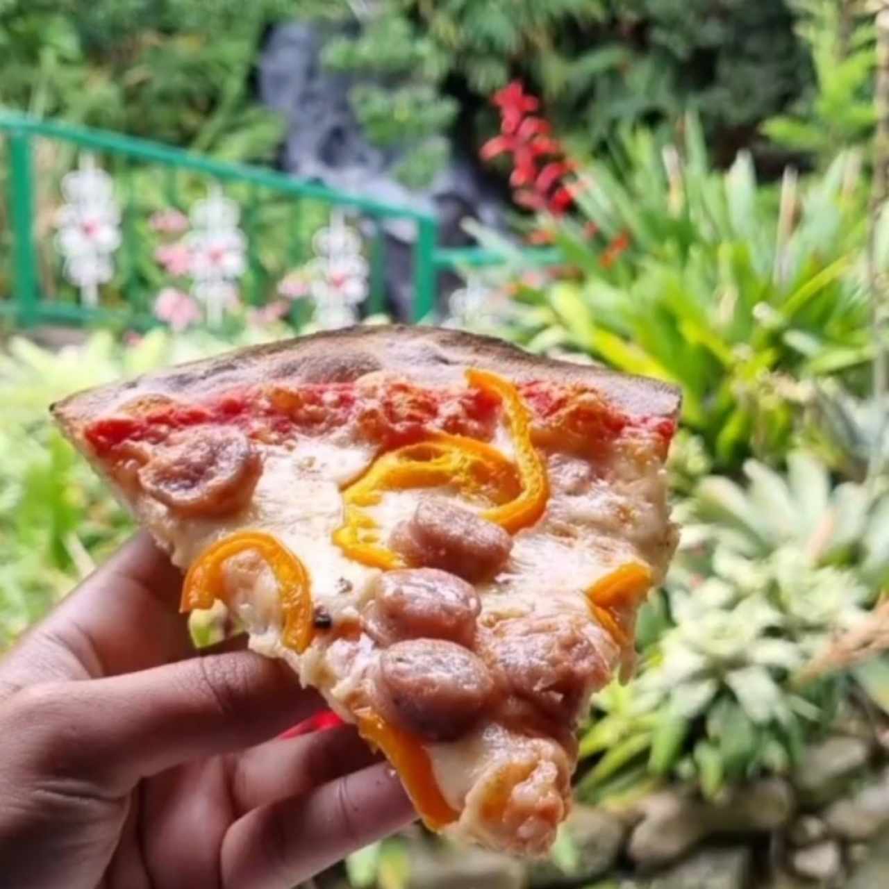 Pizza de chorizo italiano con pimentón 