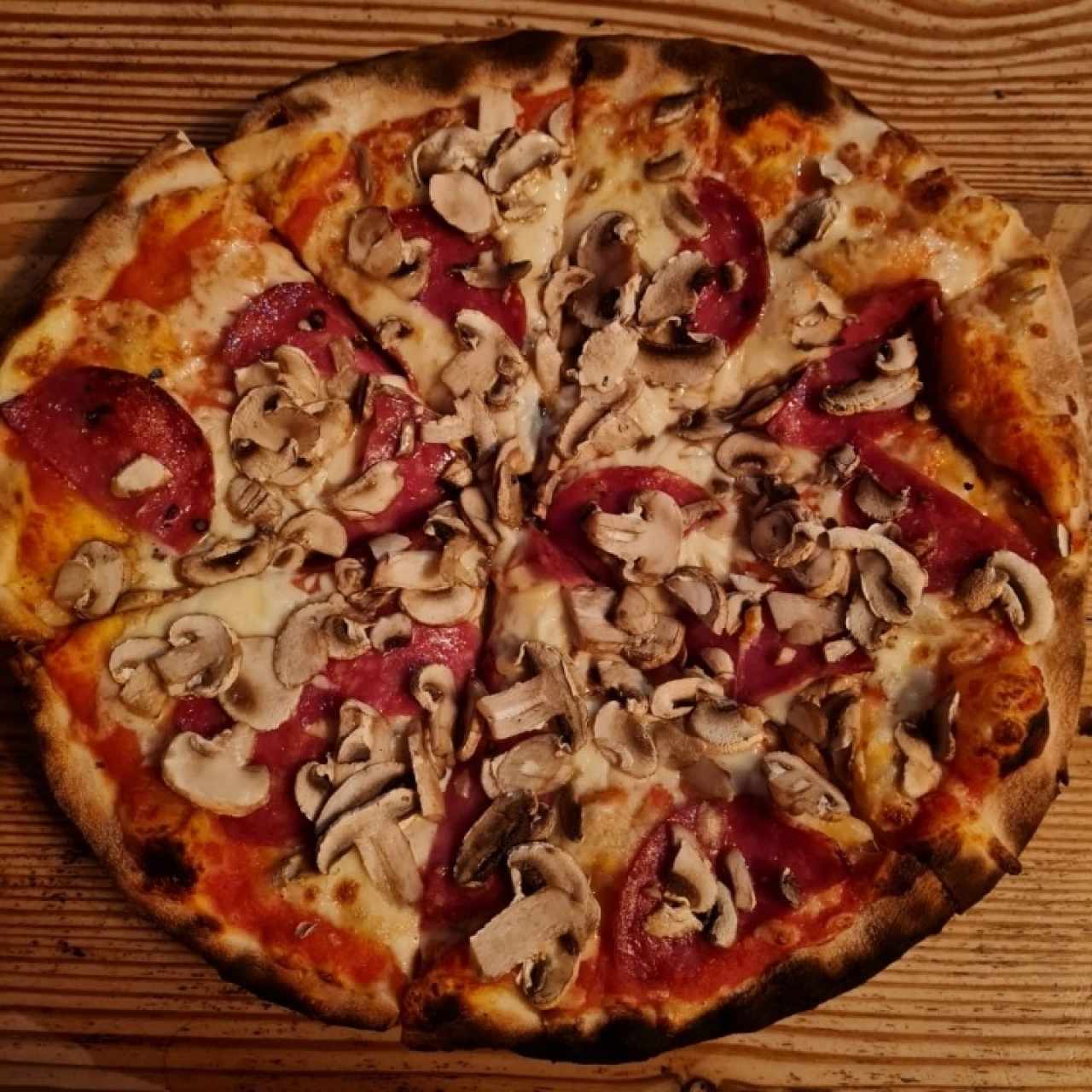 Pizza de Salami con Hongos
