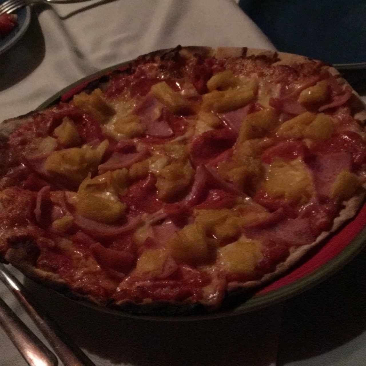 pizza mediana de pepperoni, jamon y piña