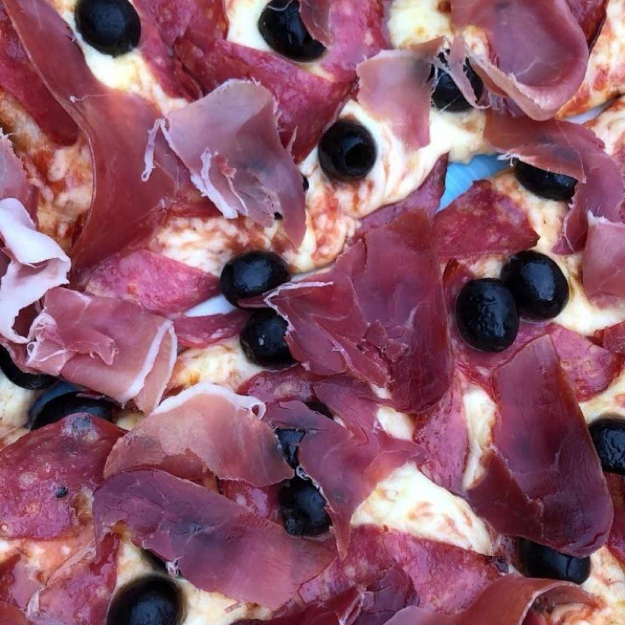 Pizza de Prosciutto Salami y Aceitunas