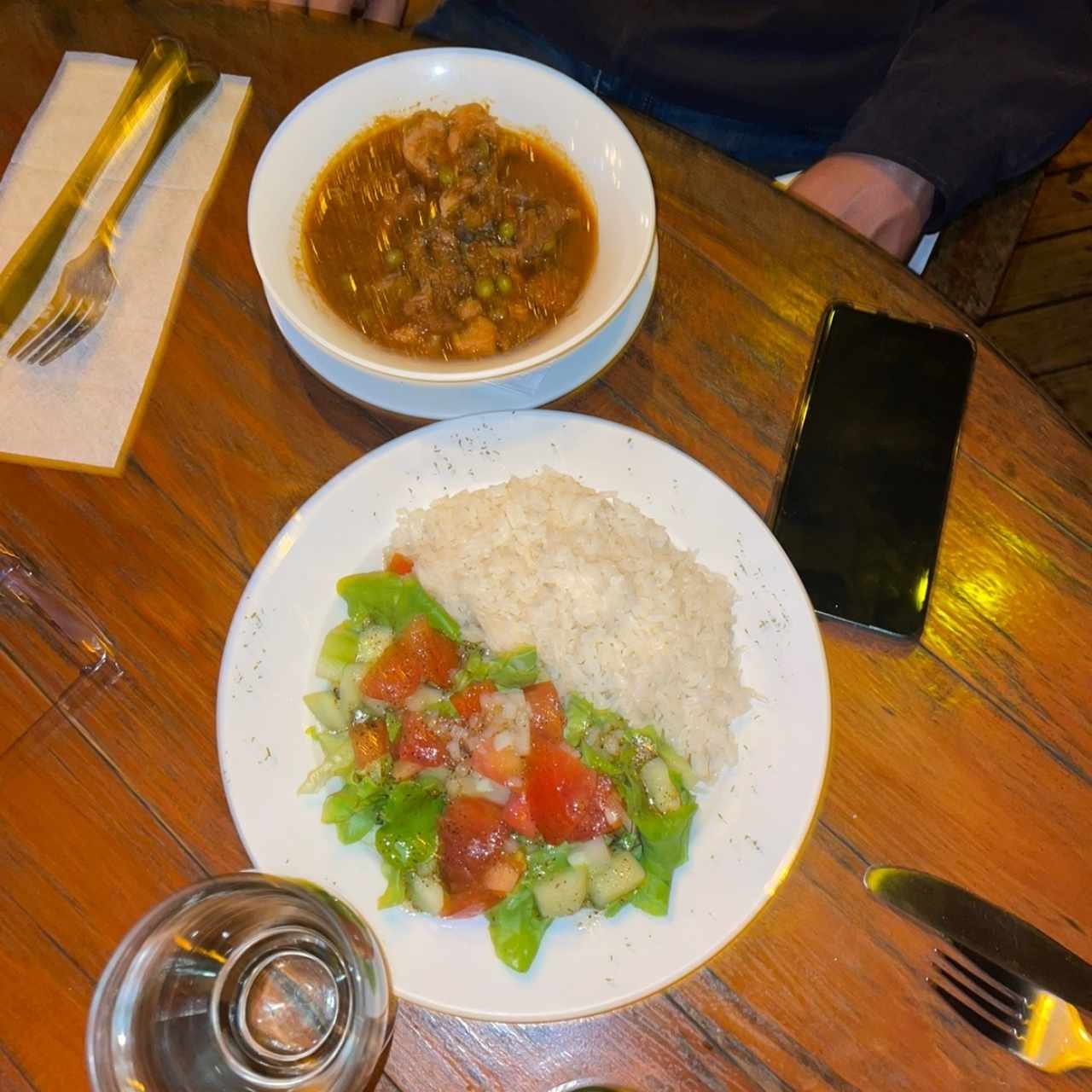 goulash con arroz y ensalada