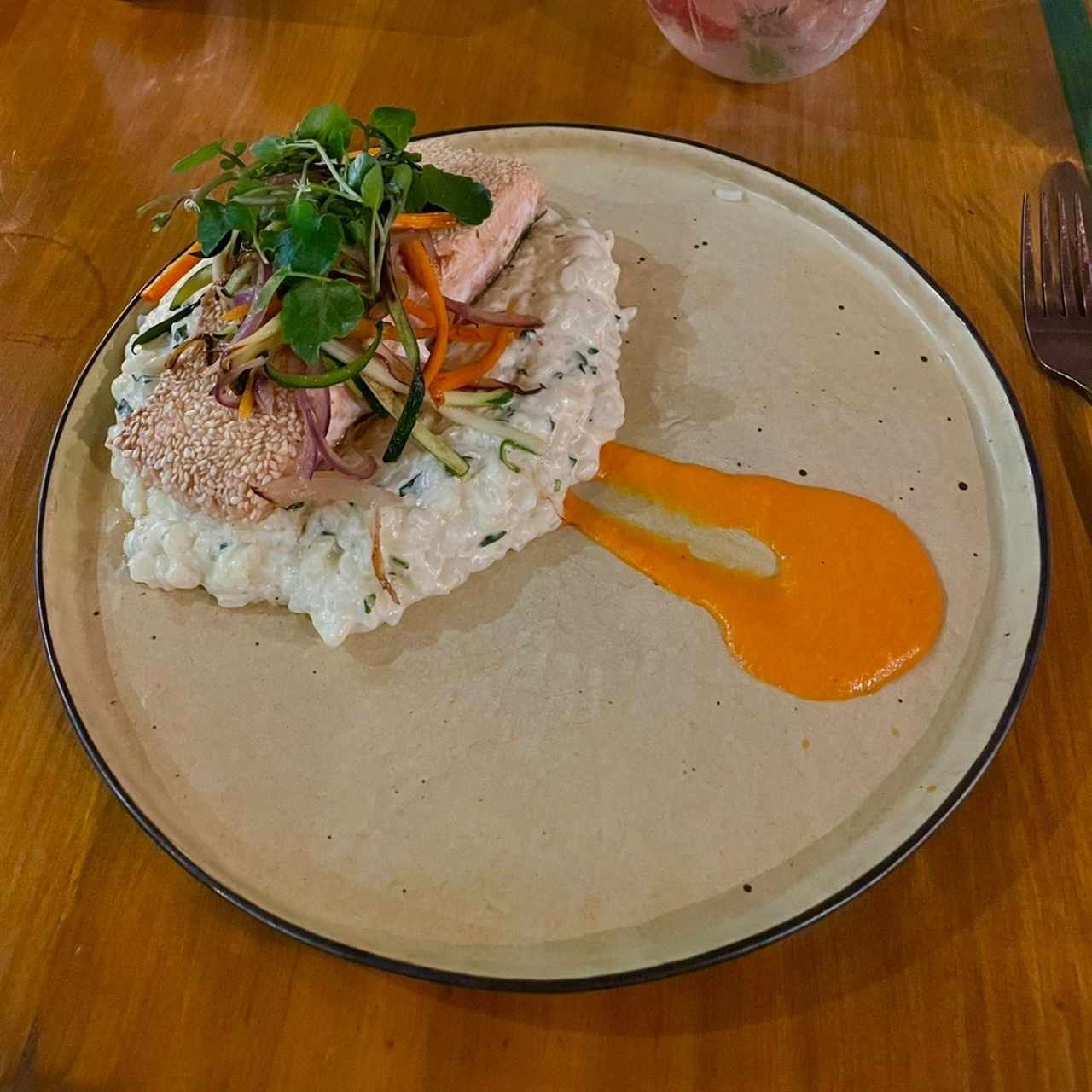 Filete de Salmón con crujiente de ajonjolí y risotto