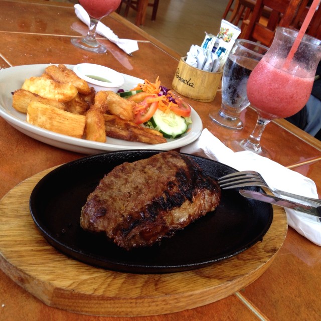 Colita de cuadril, ensada, yucas y licuado de fresas