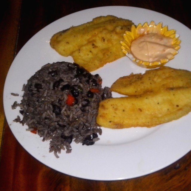 pescado con gallo pinto