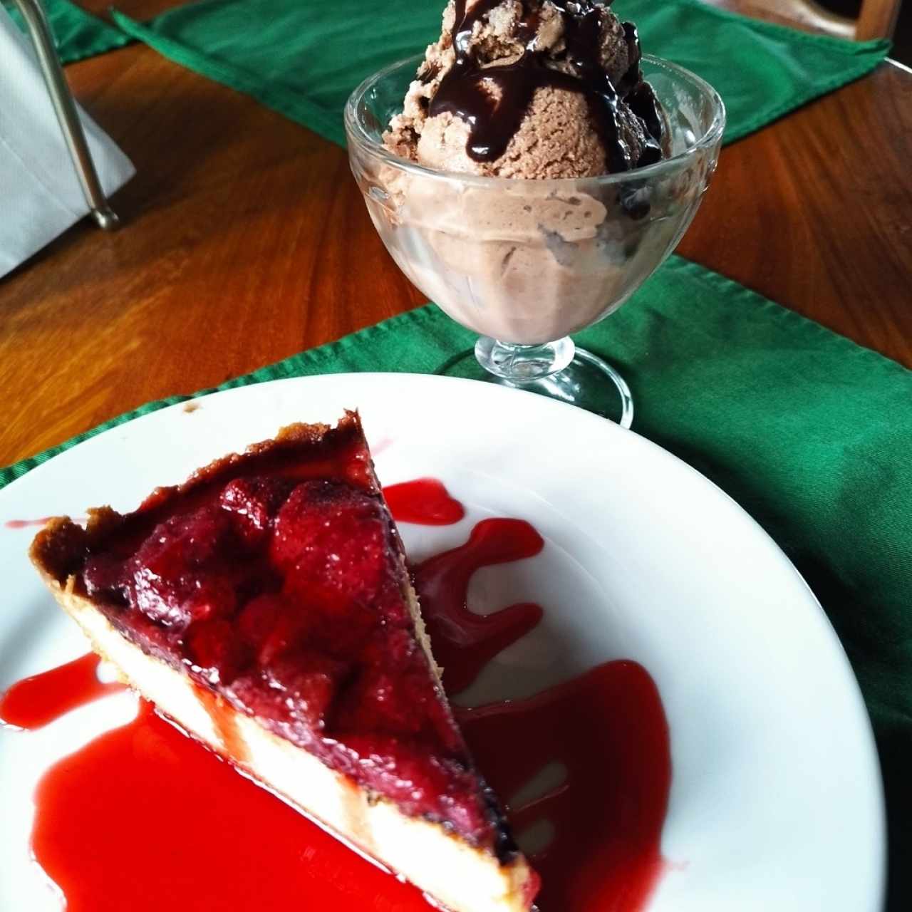 Cheesecake de fresas y helado de coco con sirope de chocolate