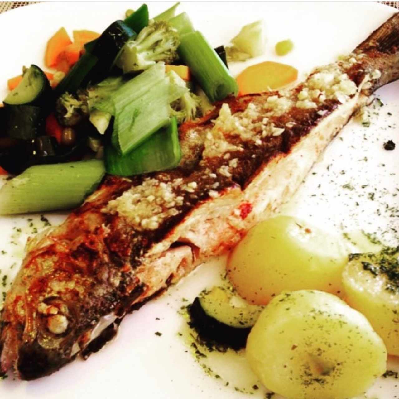 Trucha Al Ajillo con Vegetales y Papas Hervidas
