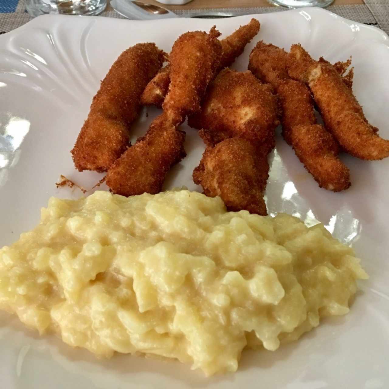 Deditos de pollo con puré (menú de niños)