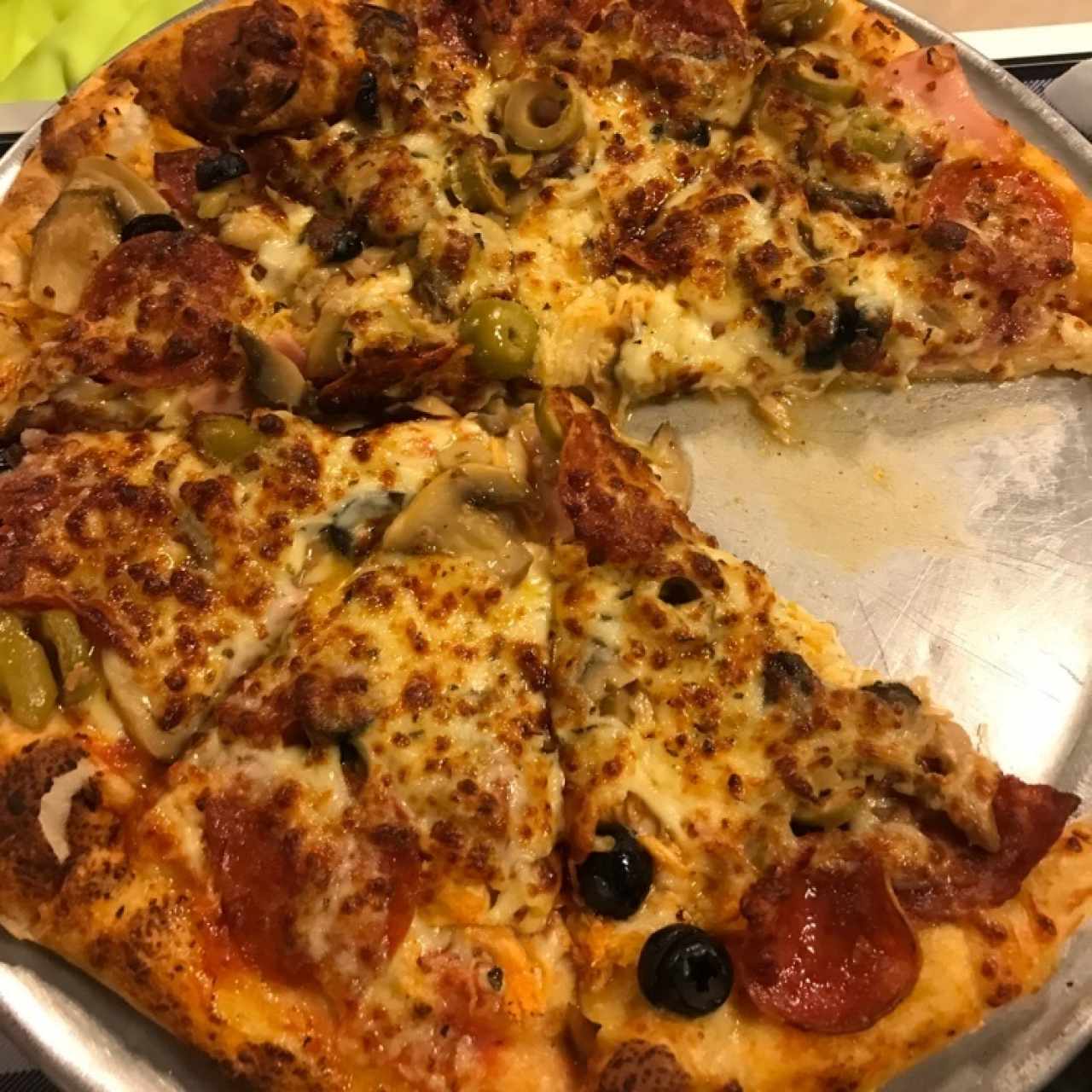 pizza mediana de combinación con extra queso