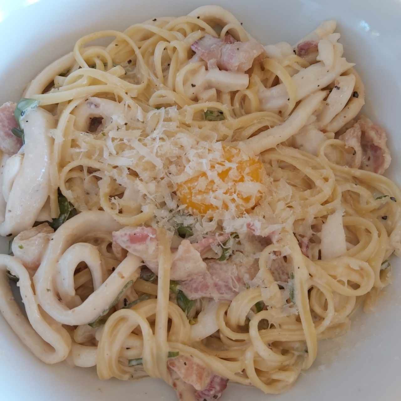 Pasta Carbonara (calamar, tocino...)