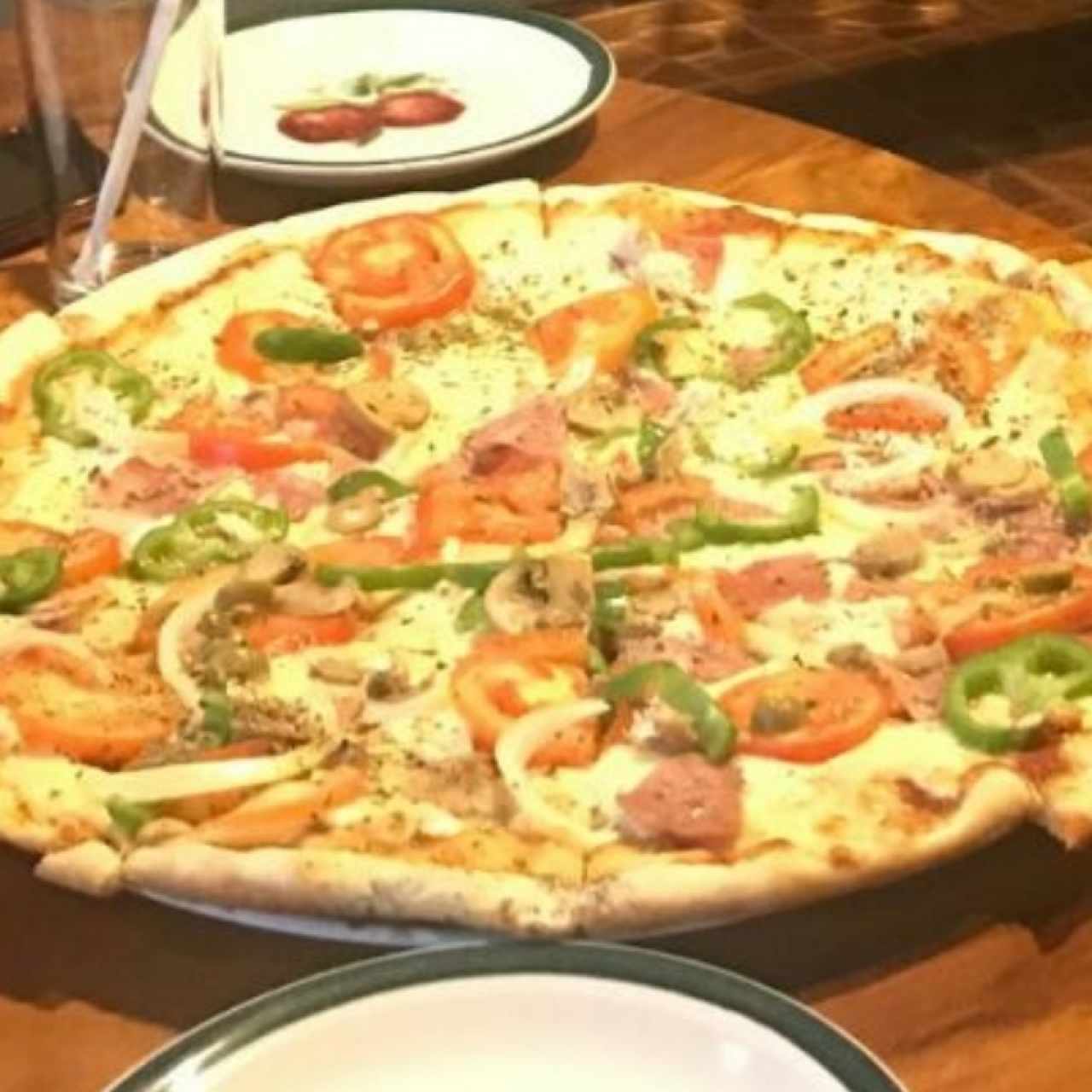 pizza de jamón y vegetales