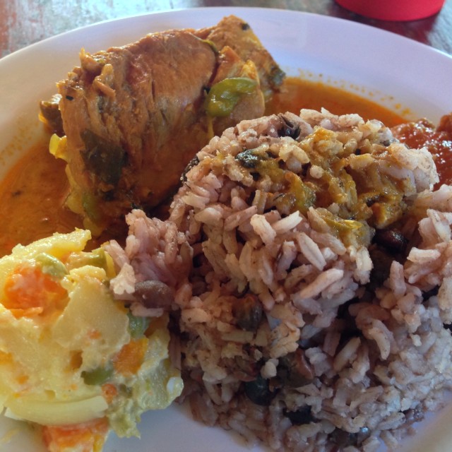 Costillita Acompañada de Arroz con Guandu