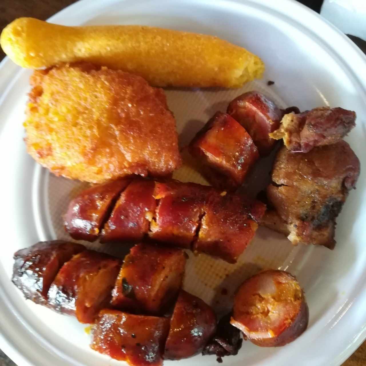 Almojabano, torrejitas, chorizo santeño y puerco frito