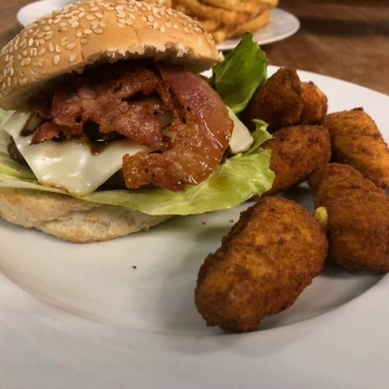 california con mozZarella bacon hongos y jalapeño poppers