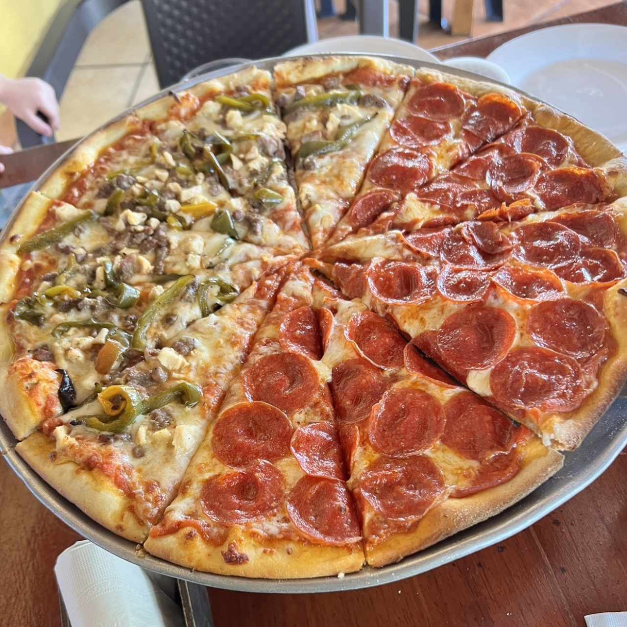 Pizza mitad pepperoni mitad carne