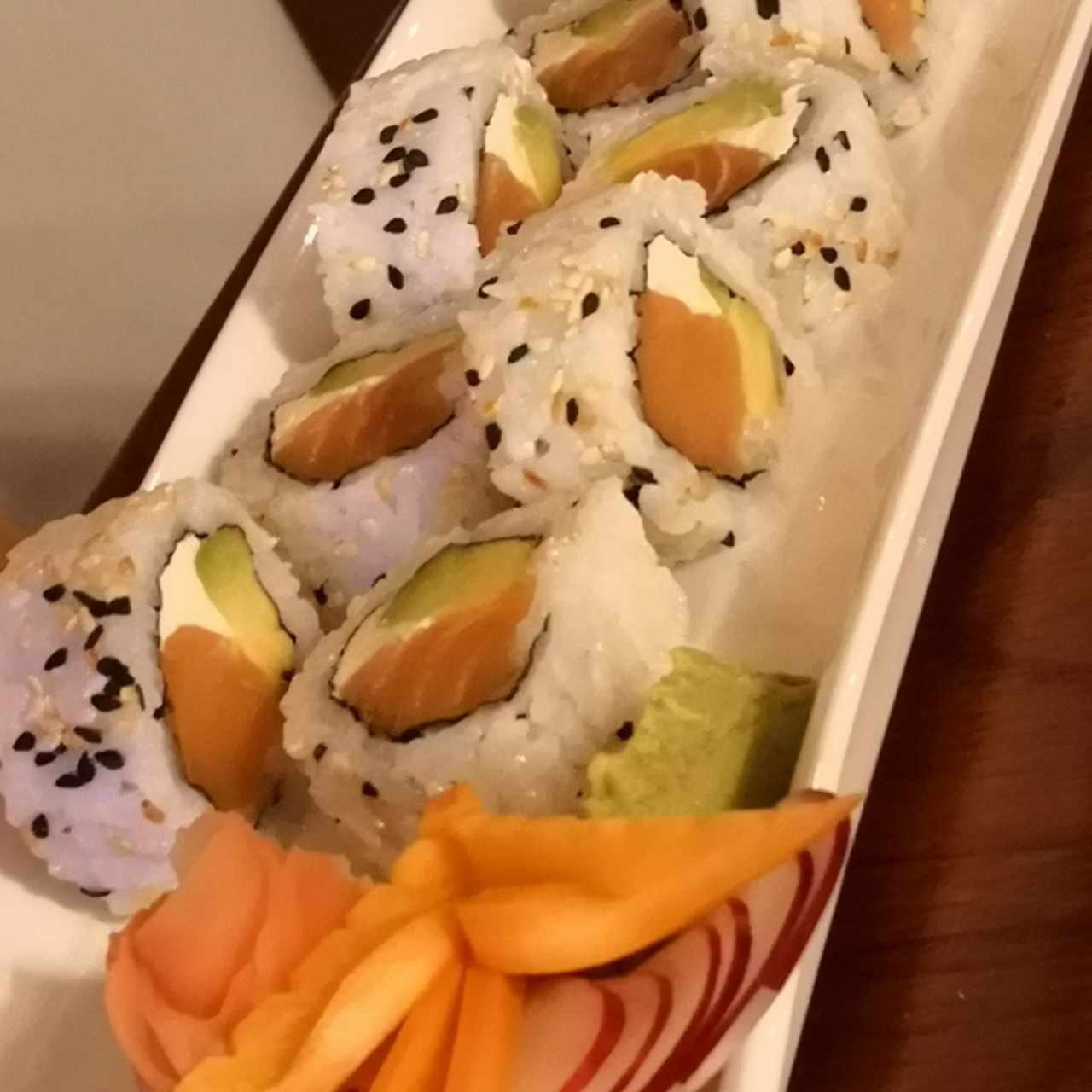 sushi  aguacate salmon