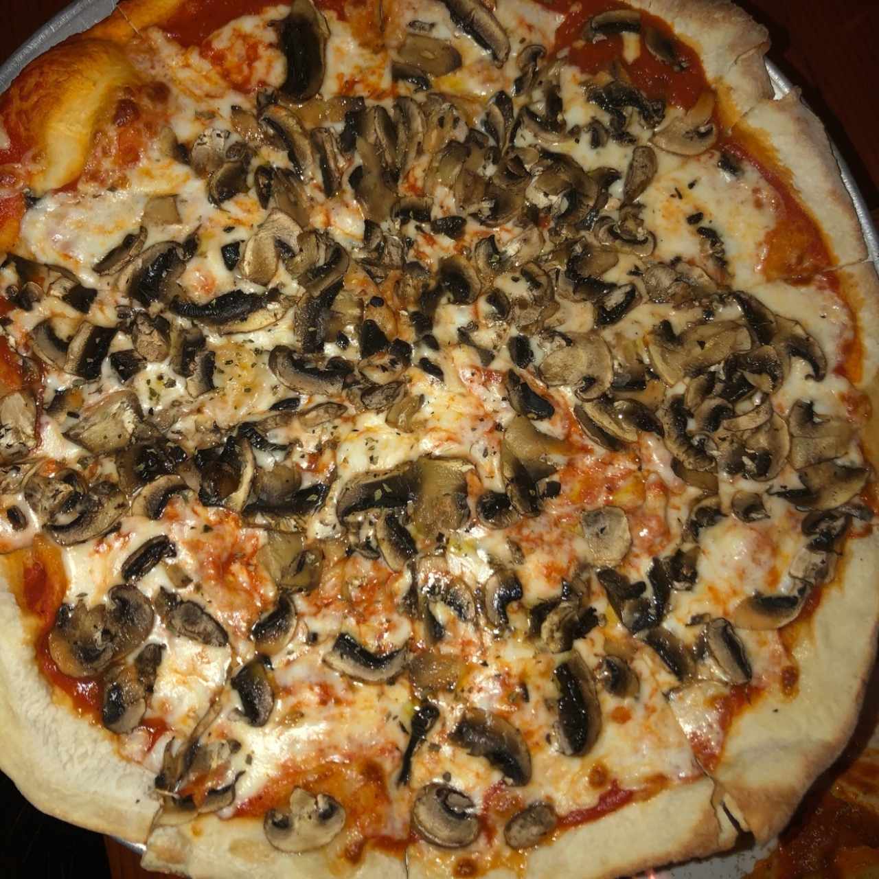 pizza con hongos frescos