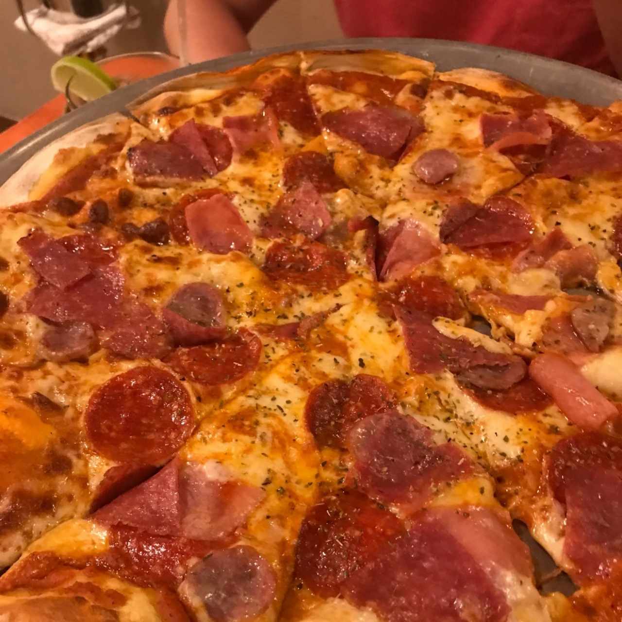 pizza de pepperoni y itras carnes