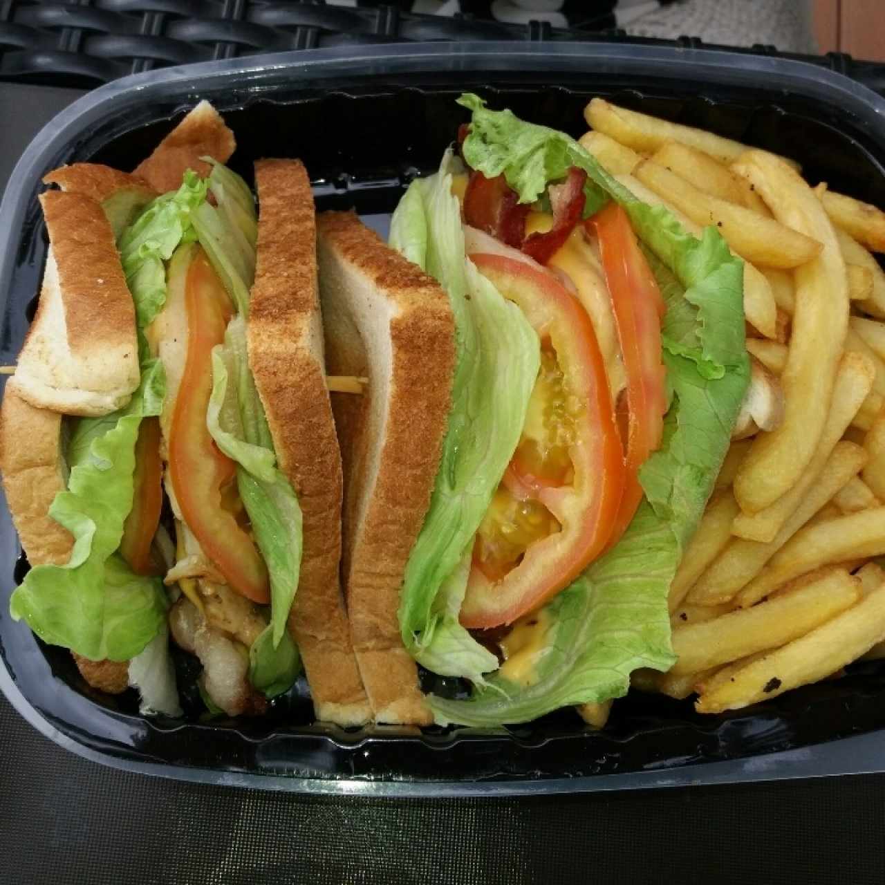 Club sandwich con papas fritas