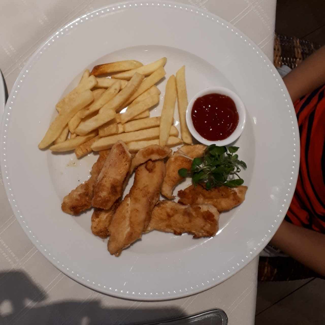 Chicken fingers con papas fritas (menú de niños)