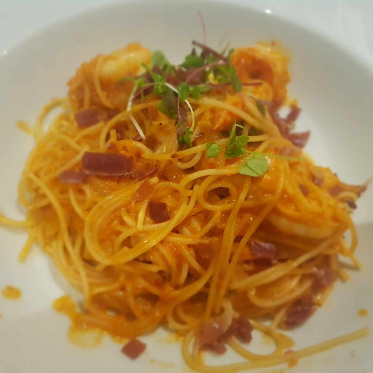 spaghetti con langostinos y jamón serrano 