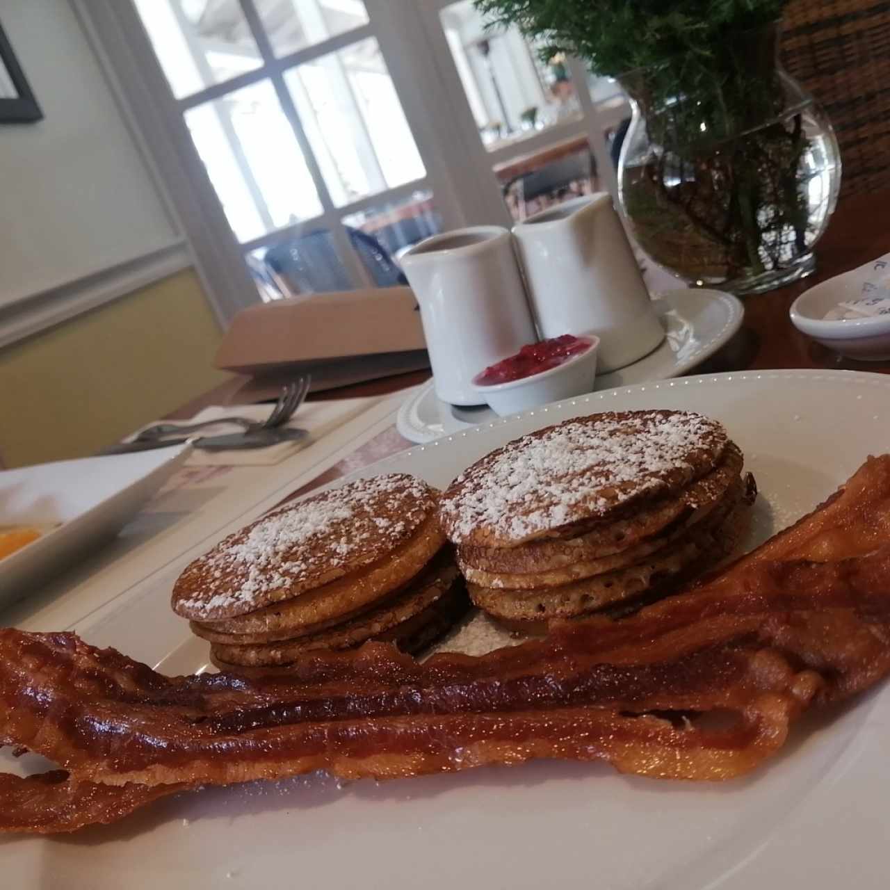 Pancakes suecos con balcón y Compota de fresa, mantequilla, miel