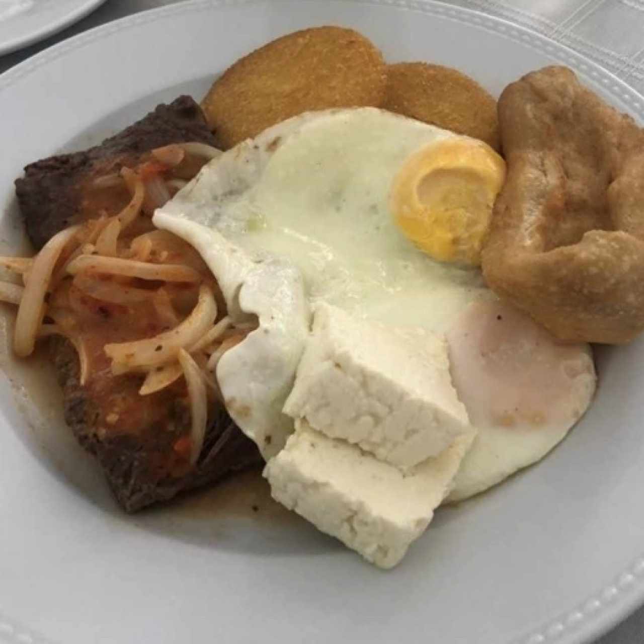 Huevos con carne