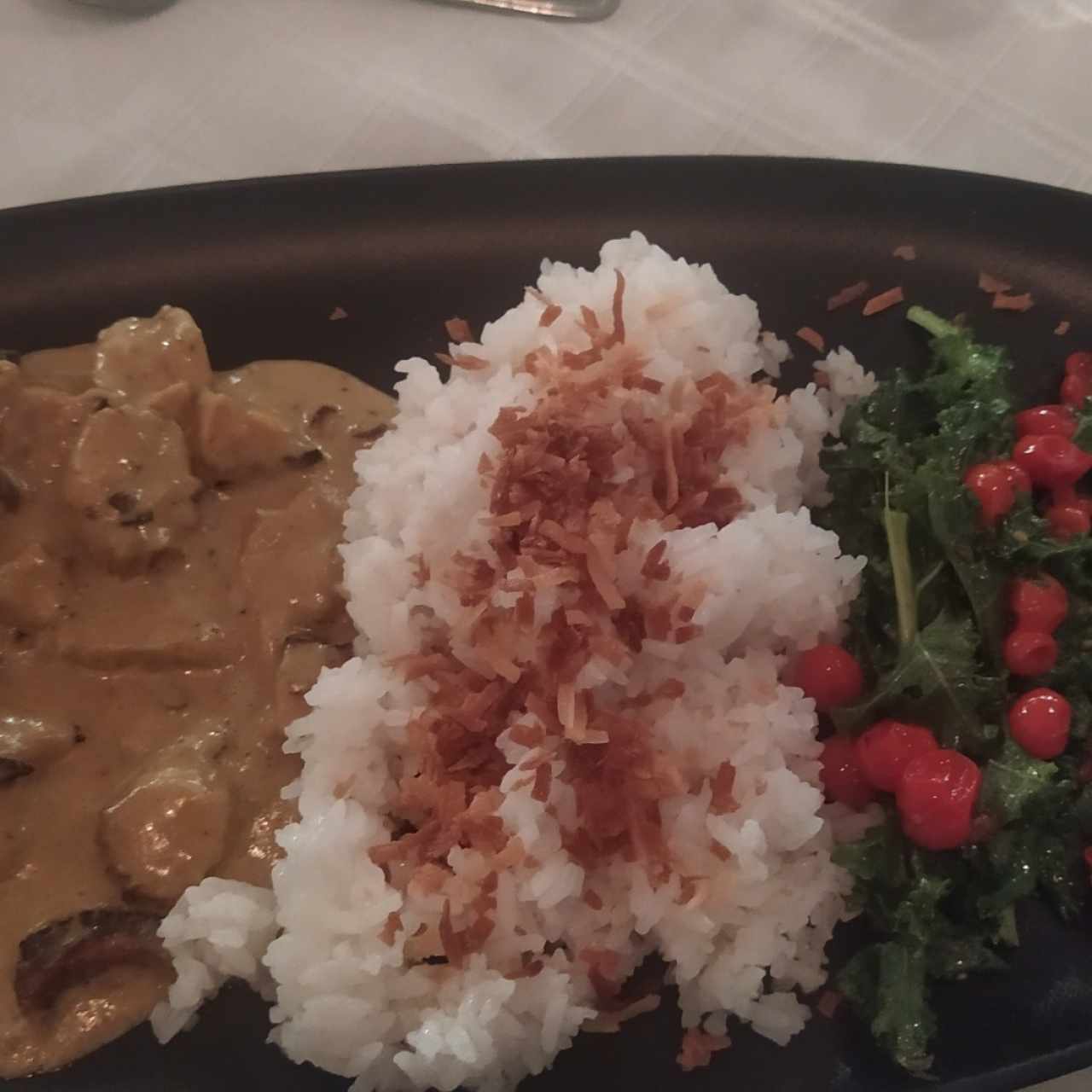 Pulpo al curry, arroz de jazmín, ensalada.