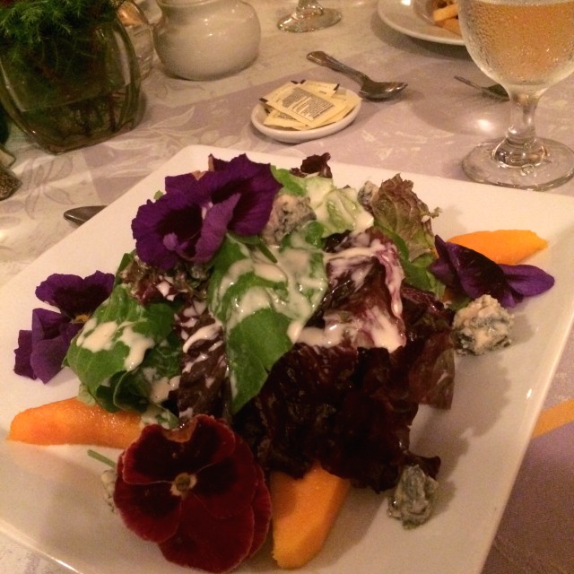 Ensalada de lechuga con flores comestibles