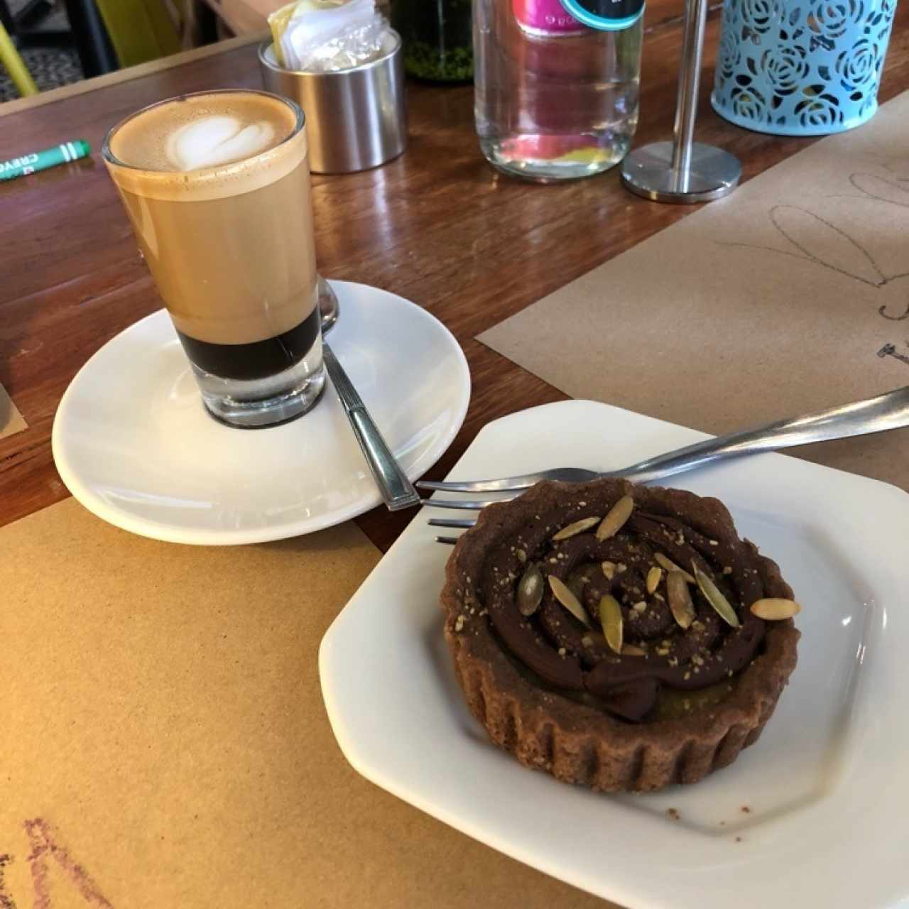 cafe marrochino y tartaleta de chocolate y pepitoria
