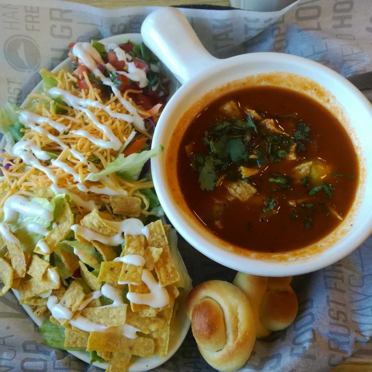 sopa azteca y ensalada mexican