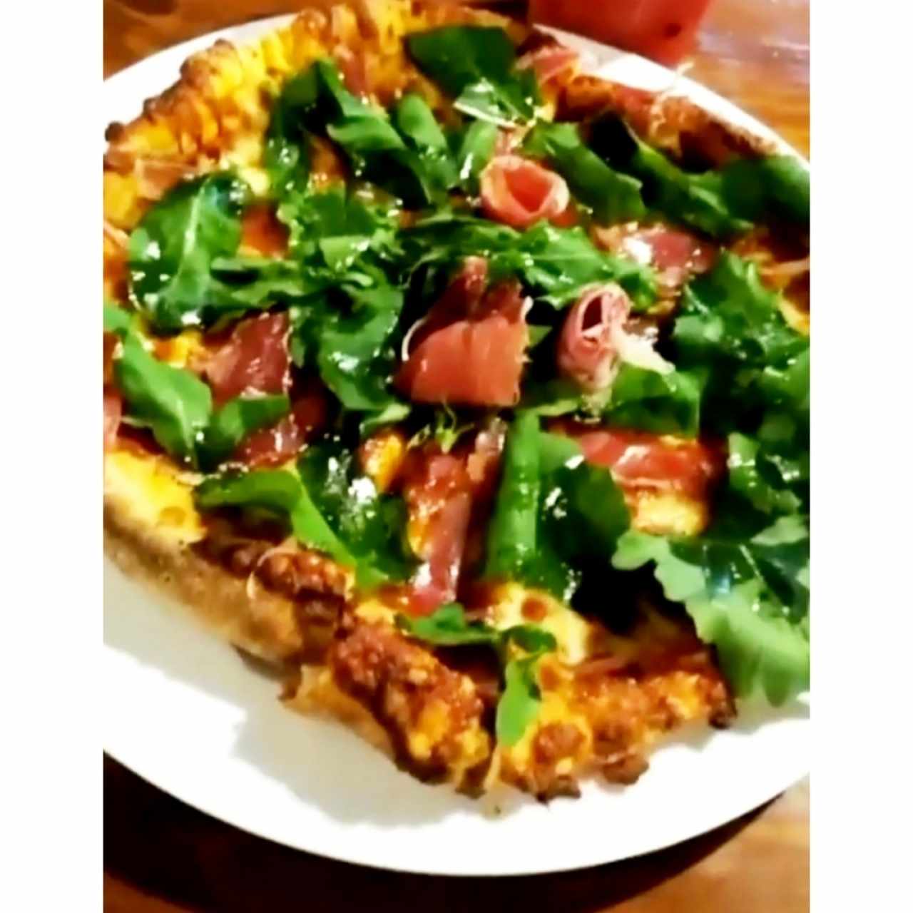 pizza de arugula y prosciutto