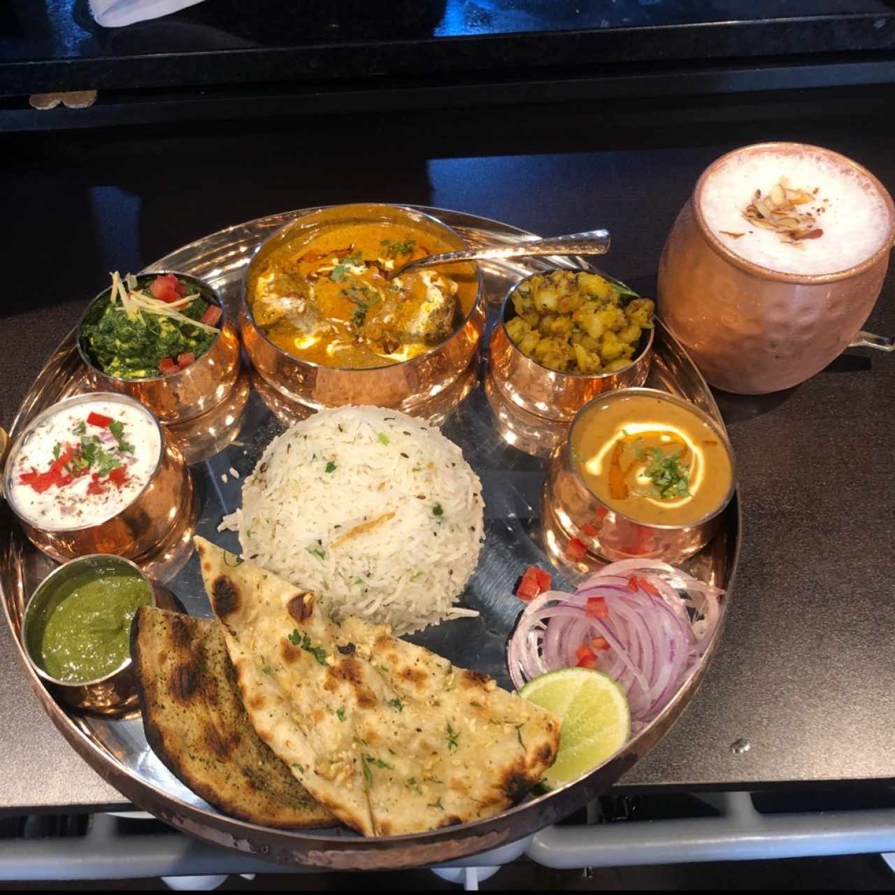 Shahi Thali con Chicken tikka, palak paneer, jeera aloo, raita, dal makhani, pan naan y jeera basmati rice ....delicioso todos...super recommandble...