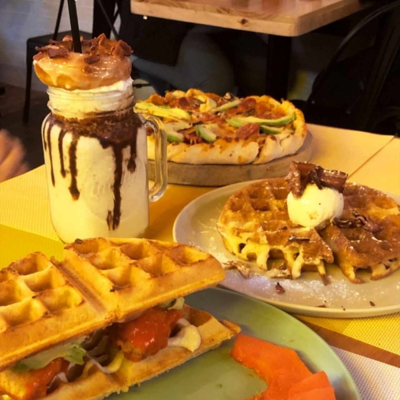 waffles de tocino y Maple y unos deliciosos waffles de pollo y una pizza