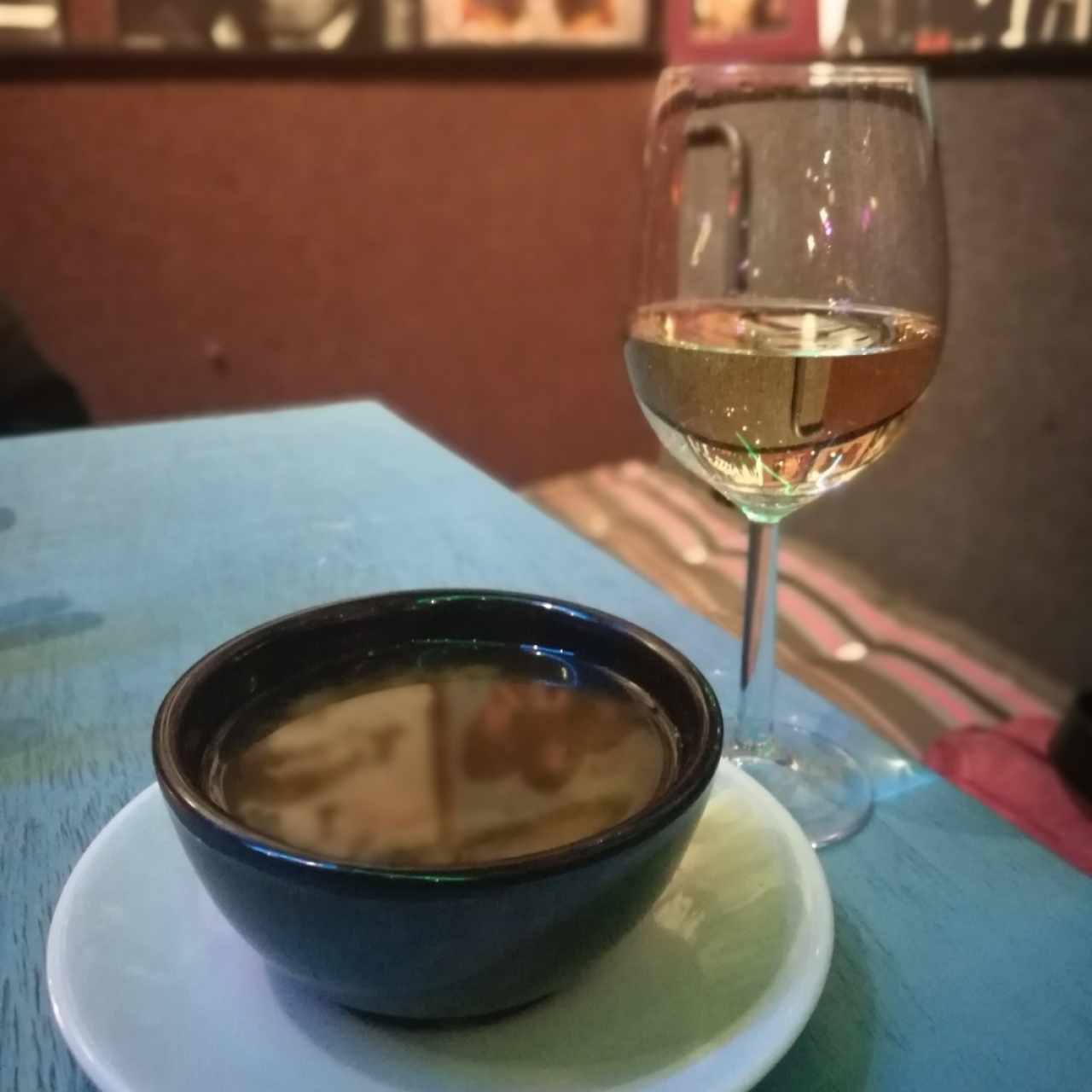 POKESI - Sopa Miso y vino blanco